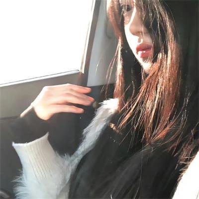 给小酒馆女子喝高杯酒